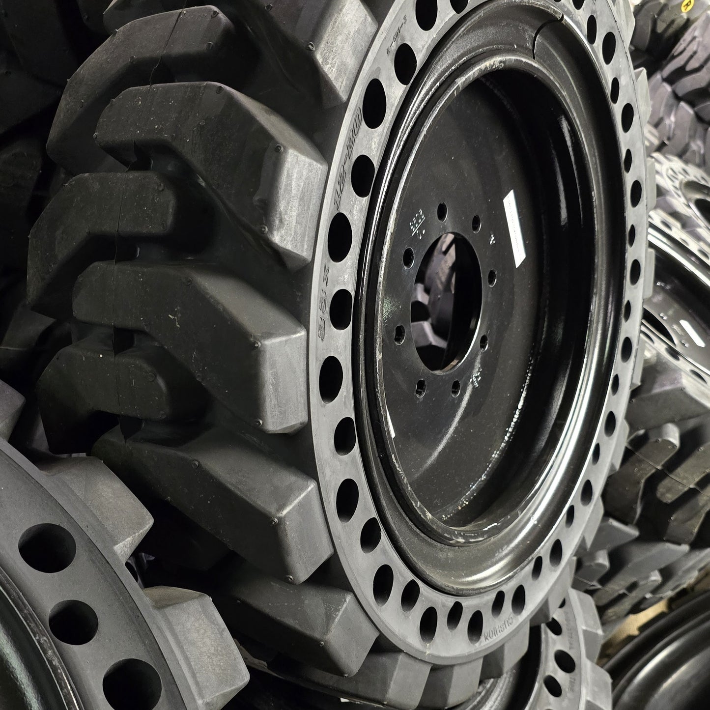 SOLID SKID STEER TIRE & WHEEL ASSEMBLY - SSK02