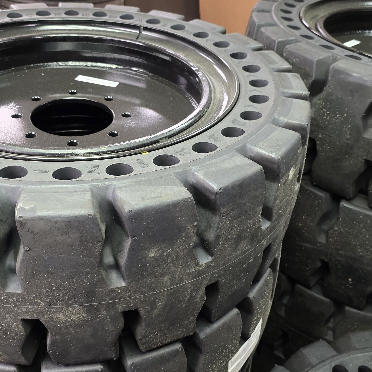 SOLID SKID STEER TIRE & WHEEL ASSEMBLY - SSK01