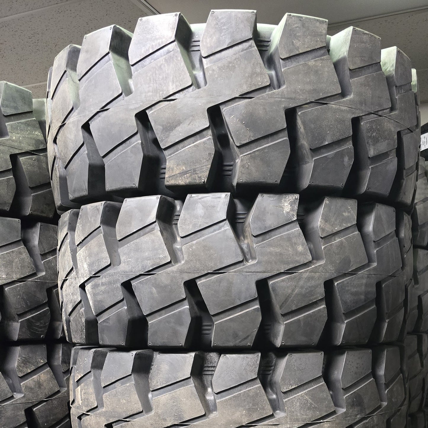 SOLID SKID STEER TIRE & WHEEL ASSEMBLY - SSK06